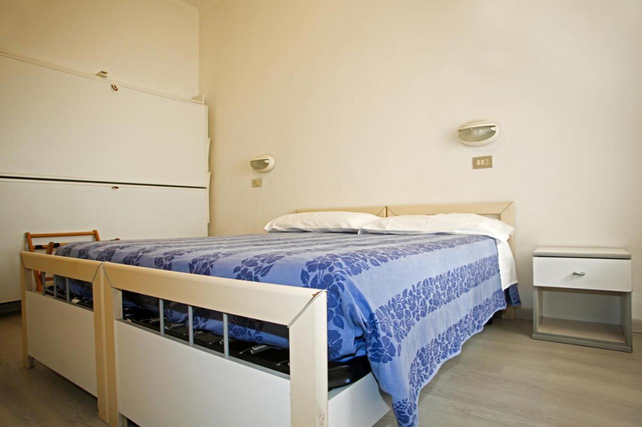 Hotel Selene Милано Мартима Екстериор снимка
