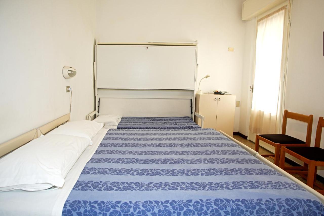 Hotel Selene Милано Мартима Екстериор снимка