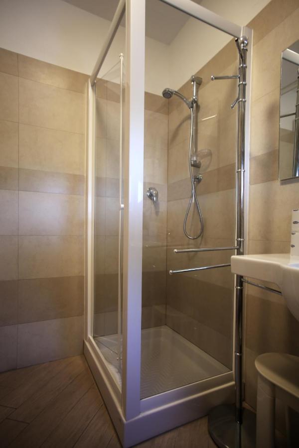 Hotel Selene Милано Мартима Екстериор снимка