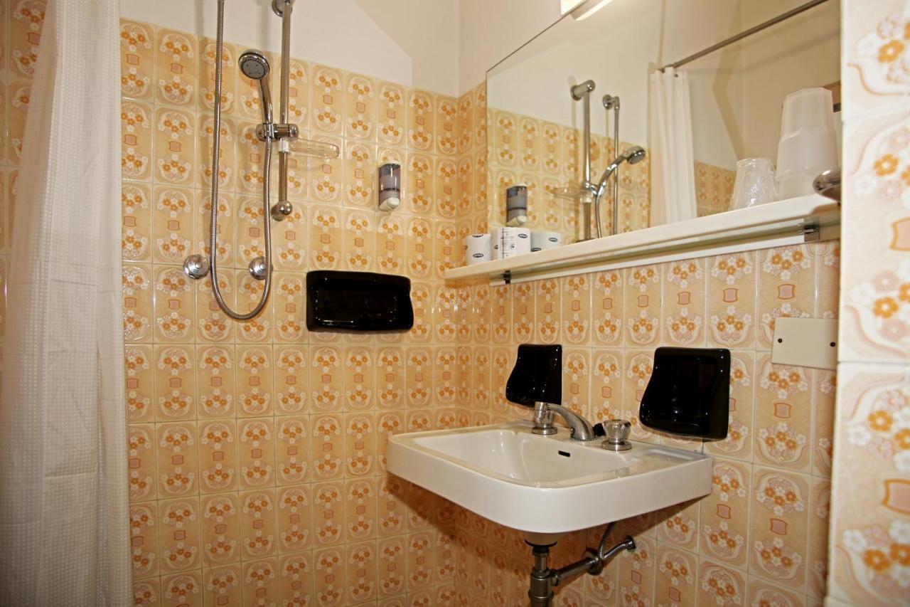 Hotel Selene Милано Мартима Екстериор снимка