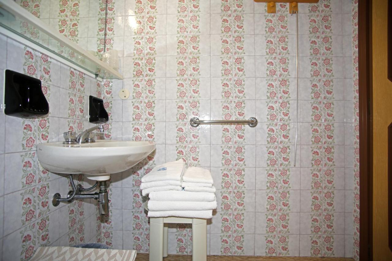 Hotel Selene Милано Мартима Екстериор снимка