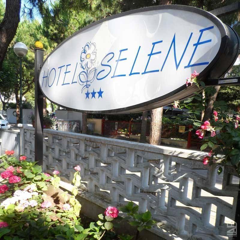 Hotel Selene Милано Мартима Екстериор снимка