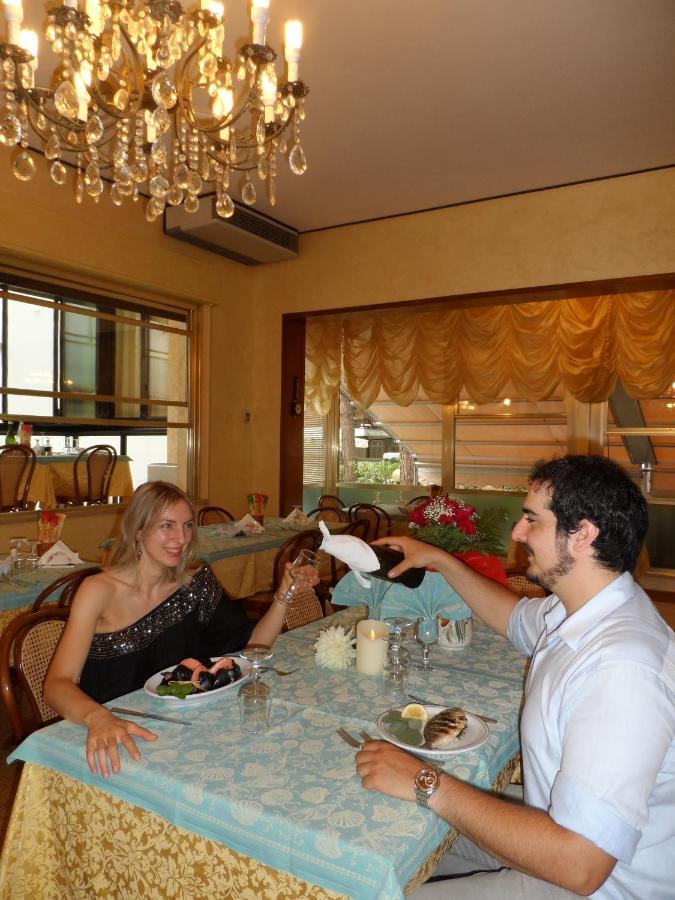 Hotel Selene Милано Мартима Екстериор снимка