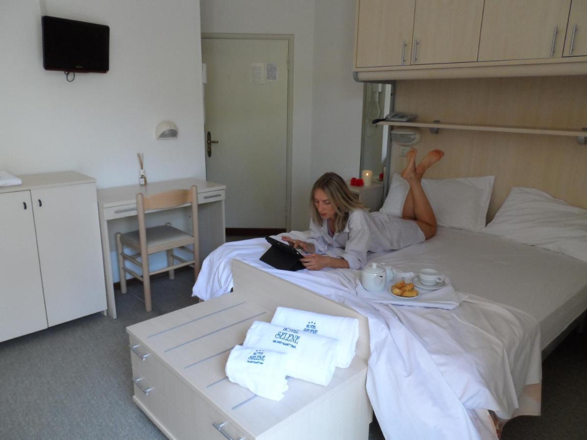 Hotel Selene Милано Мартима Екстериор снимка