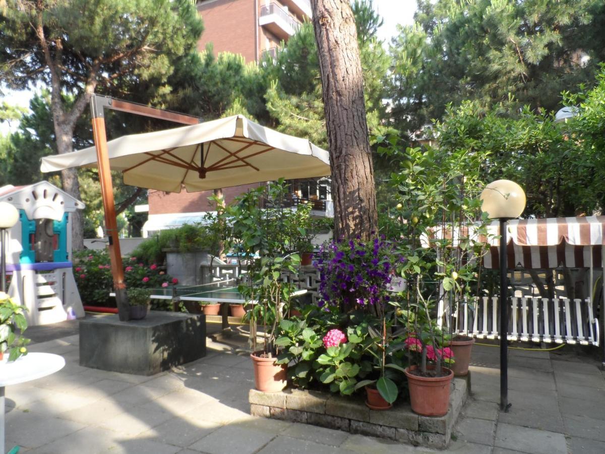 Hotel Selene Милано Мартима Екстериор снимка