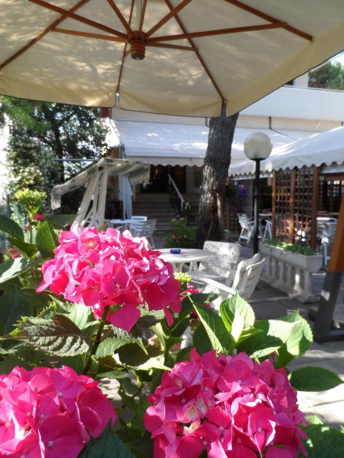 Hotel Selene Милано Мартима Екстериор снимка