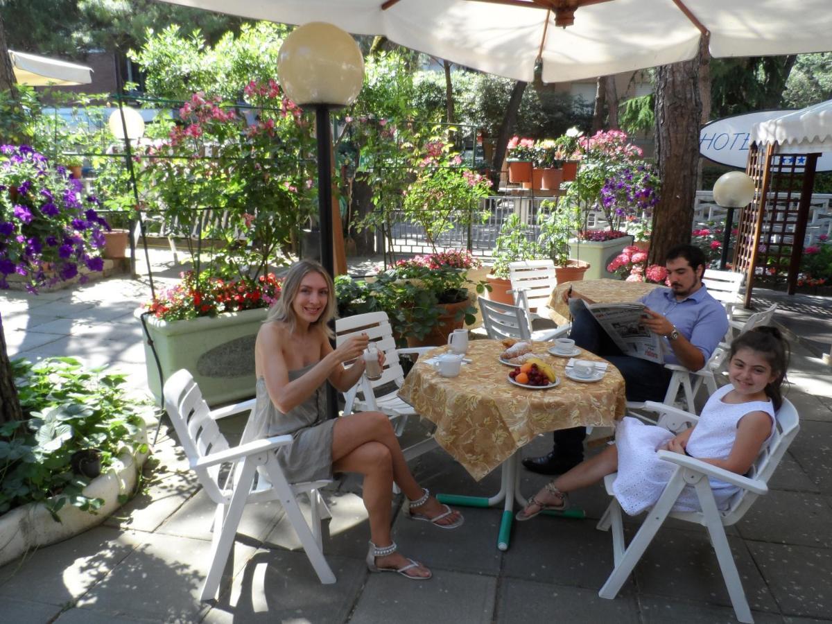 Hotel Selene Милано Мартима Екстериор снимка