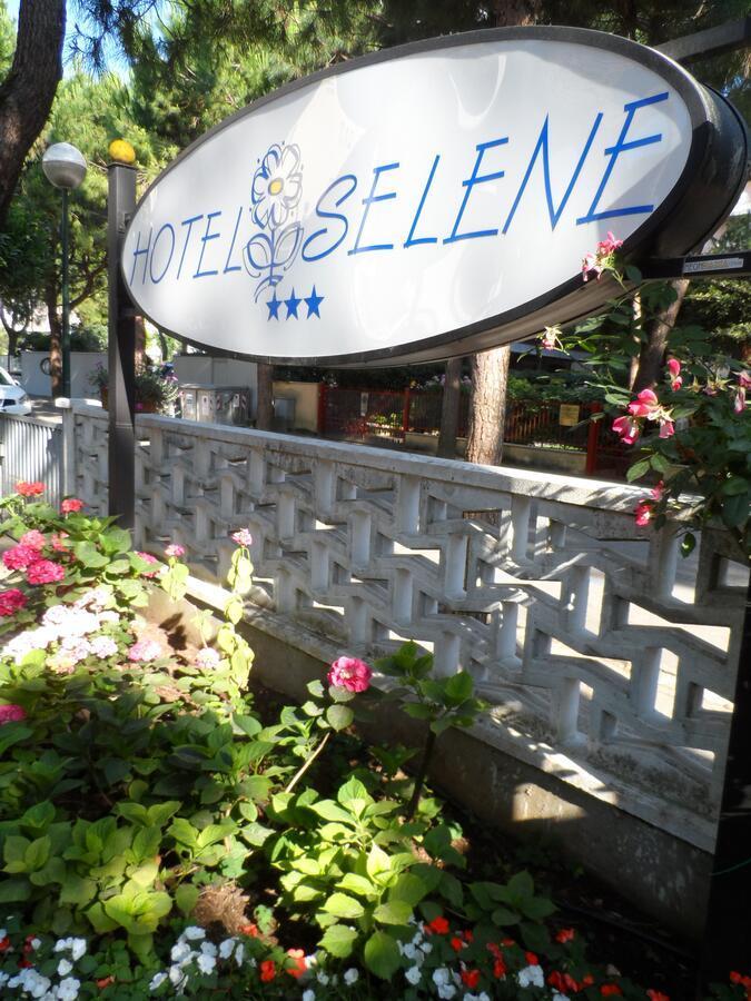 Hotel Selene Милано Мартима Екстериор снимка