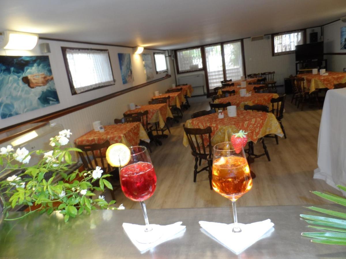 Hotel Selene Милано Мартима Екстериор снимка