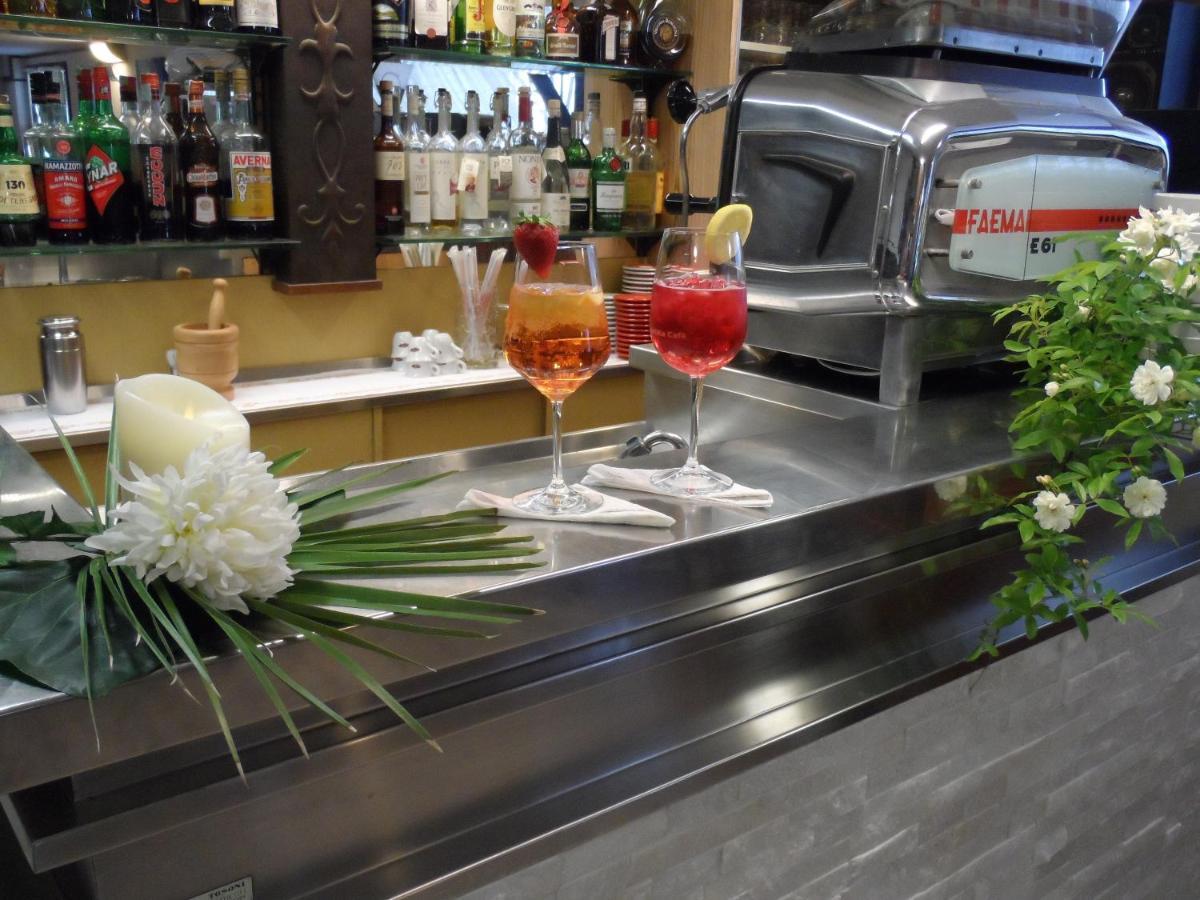 Hotel Selene Милано Мартима Екстериор снимка